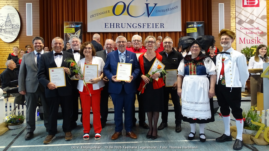 Alle für 40 Jahre Singen im Chor von der Bezirksgruppe Kehl-Hanauerland im Ortenauer Chorverband geehrten Sängerinnen und Sänger