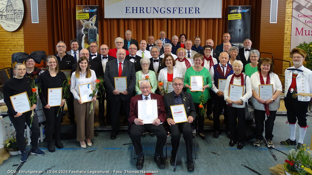 Alle von der Bezirksgruppe Kehl-Hanauerland im Ortenauer Chorverband geehrten Sängerinnen und Sänger