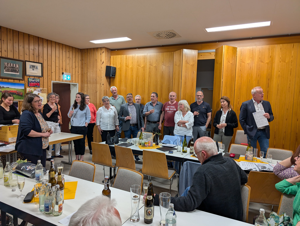 Die Versammlung geht mit einem Liedvortrag zu Ende. einem