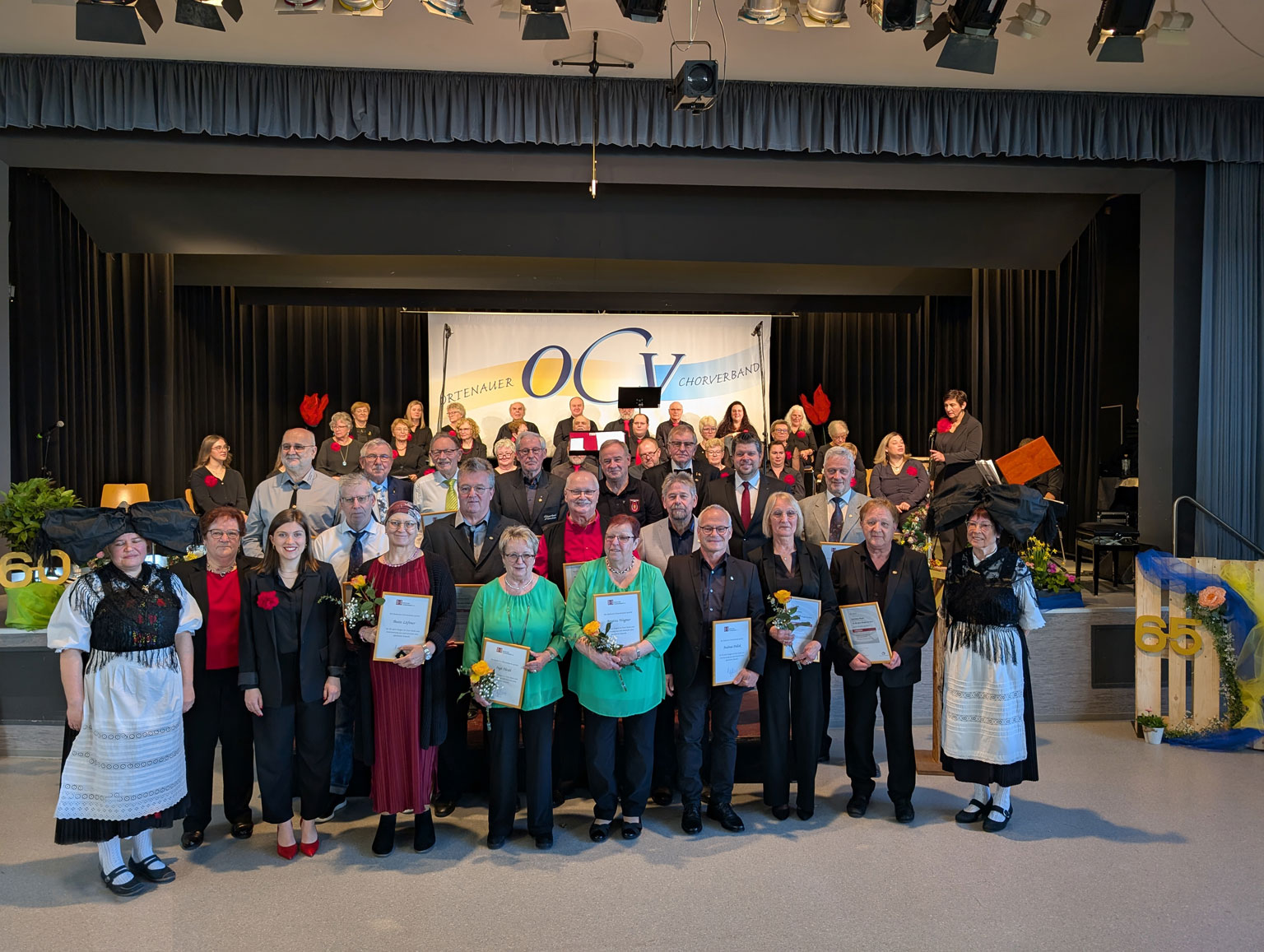 Für 40 und 50 Jahre Singen im Chor von der Bezirksgruppe Kehl-Hanauerland im Ortenauer Chorverband geehrte Sängerinnen und Sänger